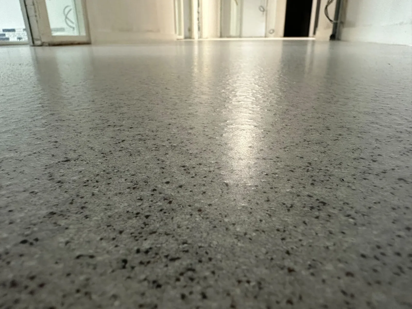 Détail d’une finition de sol en résine mouchetée