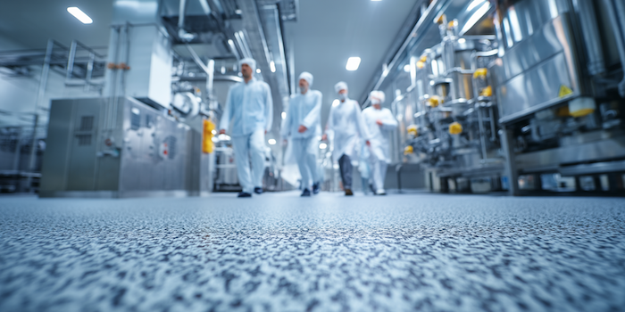 Équipe en tenue blanche dans une usine agroalimentaire en rénovation