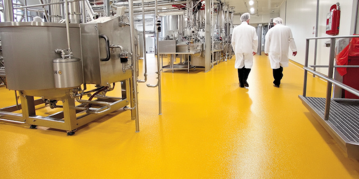 Sol en résine jaune dans une usine agroalimentaire
