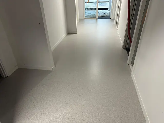 Couloir blanc avec sol en résine gris clair