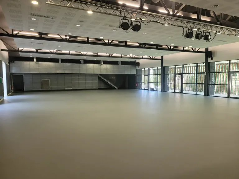 Revêtement de sol décoratif en résine dans un espace d’entreprise