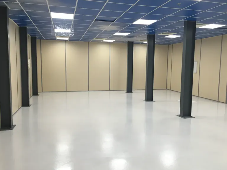 Revêtement de sol en résine autolissante dans un espace professionnel