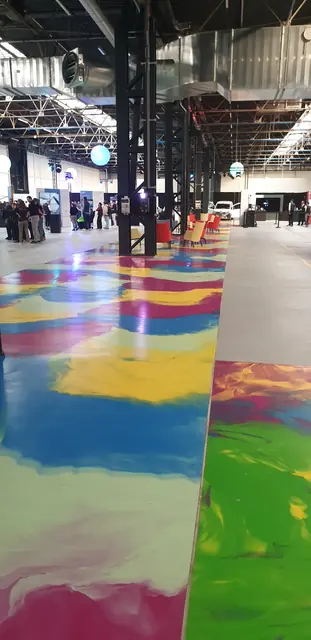 Sol décoratif multicolore en résine dans un vaste espace événementiel
