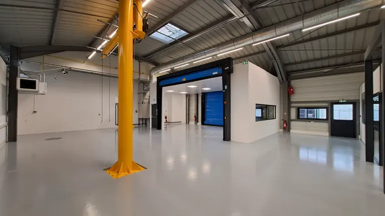 Sol en résine rénové dans un espace professionnel industriel