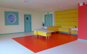 Les écoles, les hôpitaux, les bureaux utilisent des sols en résine 